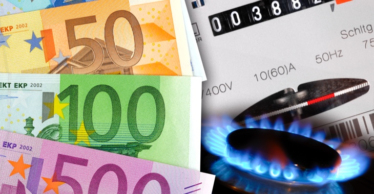 Euroscheine vor einem Stromzähler und der Flamme eines Gasherdes © iStock/filmfoto