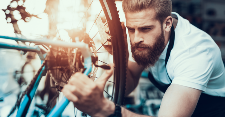 Ein Mechaniker repariert ein Fahrrad © iStock/vadimguzhva Ein Mechaniker repariert ein Fahrrad © iStock/vadimguzhva
