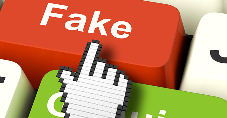 Rote Computertaste mit der Aufschrift Fake Rote Computertaste mit der Aufschrift Fake