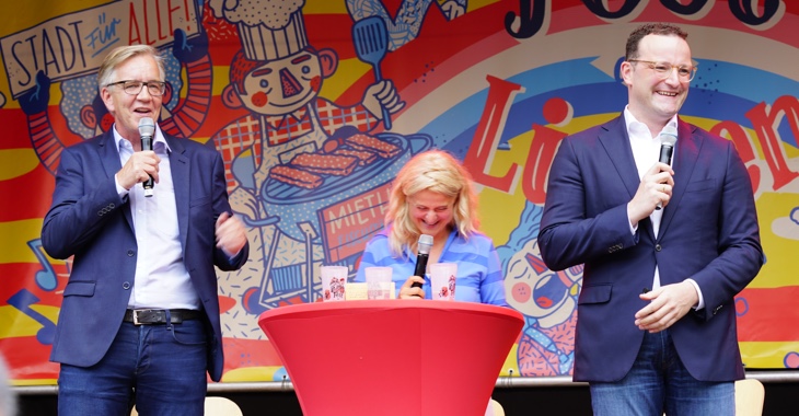 Dietmar Bartsch, Christina Dunz und Jens Spahn beim Fest der Linken am 22. Juni 2019 auf dem Rosa-Luxemburg-Platz in Berlin