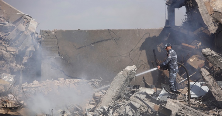 Ein Syrischer Feuerwehrmann in den Trümmern einer Forschungseinrichtung, die bei dem Militärschlag der USA, Frankreichs und Großbritanniens am 14. April 2018 zerstört wurde © REUTERS/Omar Sanadiki