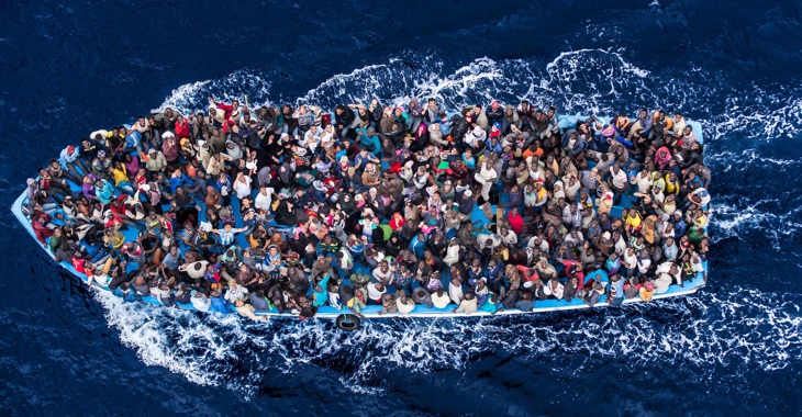 Flüchtlingsboot im Mittelmeer © UNHCR/Massimo Sestini Flüchtlingsboot im Mittelmeer © UNHCR/Massimo Sestini