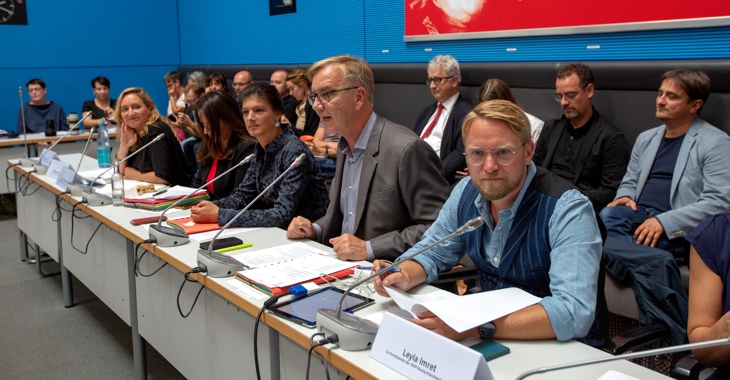 Caren Lay, Sevim Dagdelen, Sahra Wagenknecht, Dietmar Bartsch und Jan Korte (erste Reihe, v.l.n.r.) während einer Fraktionssitzung im Clara-Zetkin-Saal