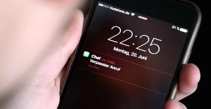 Ein Frau hält ein Handy mit der Mitteilung: 22:25 Uhr, Chef - Verpasster Anruf © picture alliance/dpa|Monika Skolimowska Ein Frau hält ein Handy mit der Mitteilung: 22:25 Uhr, Chef - Verpasster Anruf © picture alliance/dpa|Monika Skolimowska