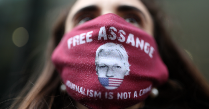 Bei Protesten in London gegen die Auslieferung von Julian Assange an die USA trägt ein Mann eine Maske mit der Aufschrift: Free Assange. Journalism is not a crime © picture alliance/empics/Yui Mok Bei Protesten in London gegen die Auslieferung von Julian Assange an die USA trägt ein Mann eine Maske mit der Aufschrift: Free Assange. Journalism is not a crime © picture alliance/empics/Yui Mok