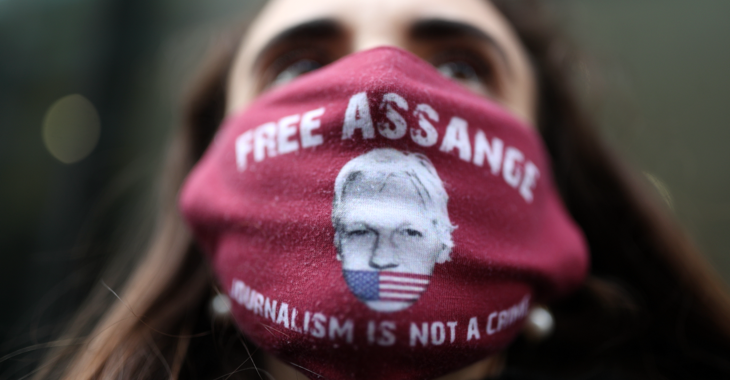 Bei Protesten in London gegen die Auslieferung von Julian Assange an die USA trägt ein Mann eine Maske mit der Aufschrift: Free Assange. Journalism is not a crime © picture alliance/empics/Yui Mok