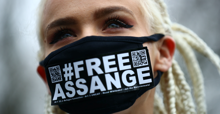 Eine Frau trägt einen schwarzen Mundschutz mit der Aufschrift #FreeAssange © REUTERS/Hannah Mckay Eine Frau trägt einen schwarzen Mundschutz mit der Aufschrift #FreeAssange © REUTERS/Hannah Mckay