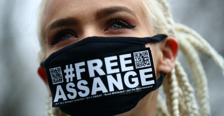 Eine Frau trägt einen schwarzen Mundschutz mit der Aufschrift #FreeAssange © REUTERS/Hannah Mckay