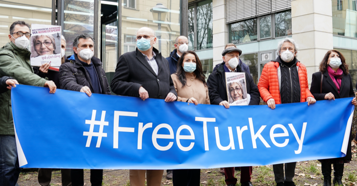 Sevim Dagdelen, Can Dündar und andere halten bei einer Soli-Aktion des Kulturforums Türkei Deutschland ein Transparent mit der Aufschrift #FreeTurkey