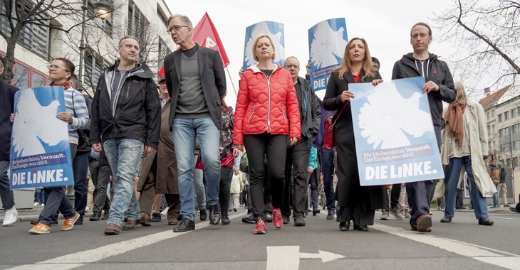 Petra Sitte, Alexander Neu, Dietmar Bartsch, Gesine Lötzsch, Evrim Sommer und Pascal Meiser am 13. Apil 2018 beim Friedensspaziergang zu den Botschaften der USA, Russlands, Großbritanniens und Frankreichs © Jörg Carstensen/dpa