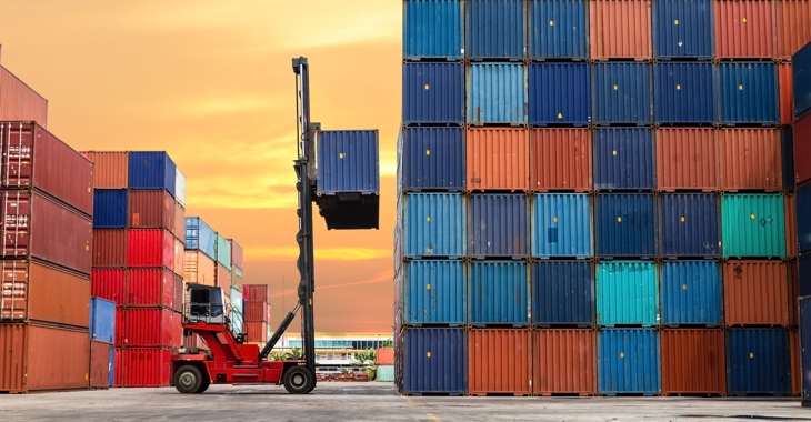 Ein roter Gabelstapler vor einem hohen Containerstapel © iStock/bugphai Ein roter Gabelstapler vor einem hohen Containerstapel © iStock/bugphai