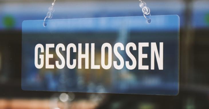 In einem Fenster hängt ein Schild mit der Aufschrift: Geschlossen © iStock/Axel Bueckert In einem Fenster hängt ein Schild mit der Aufschrift: Geschlossen © iStock/Axel Bueckert