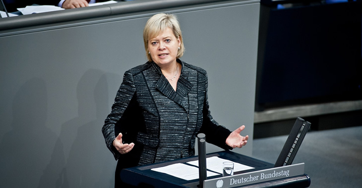 Gesine Lötzsch am Rednerpult des Bundestages © DBT/Simone M. Neumann