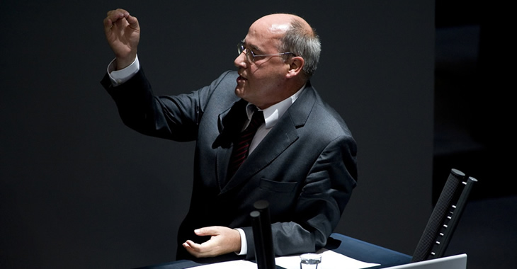 Gregor Gysi am Rednerpult des Bundestages © DBT/Simone Neumann