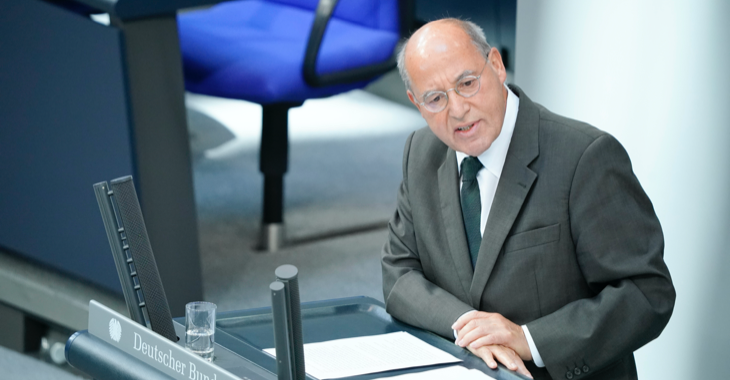 Gregor Gysi am Rednerpult des Bundestages © picture alliance/Flashpic/Jens Krick Gregor Gysi am Rednerpult des Bundestages © picture alliance/Flashpic/Jens Krick