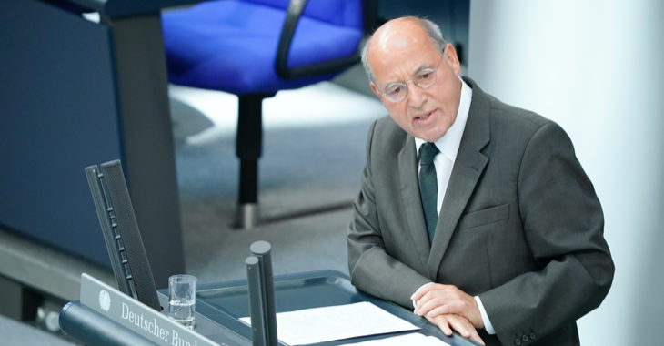 Gregor Gysi am Rednerpult des Bundestages © picture alliance/Flashpic/Jens Krick