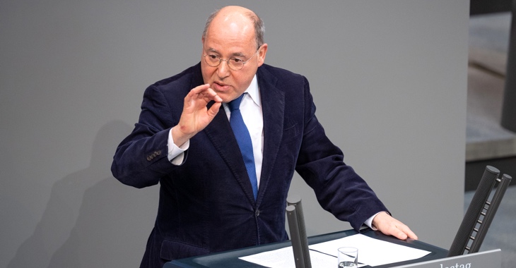 Gregor Gysi am Rednerpult des Bundestages © picture alliance/Monika Skolimowska/dpa-Zentralbild/dpa Gregor Gysi am Rednerpult des Bundestages © picture alliance/Monika Skolimowska/dpa-Zentralbild/dpa