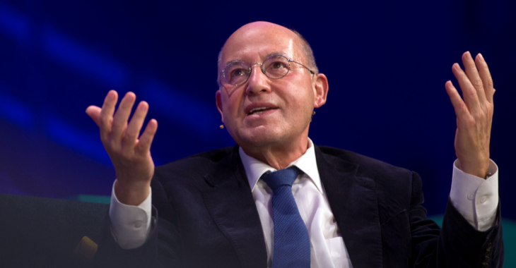 Gregor Gysi hat beide Arme ausgestreckt und blickt beim Sprechen nach oben © picture alliance/SZ Photo/Johannes Simon