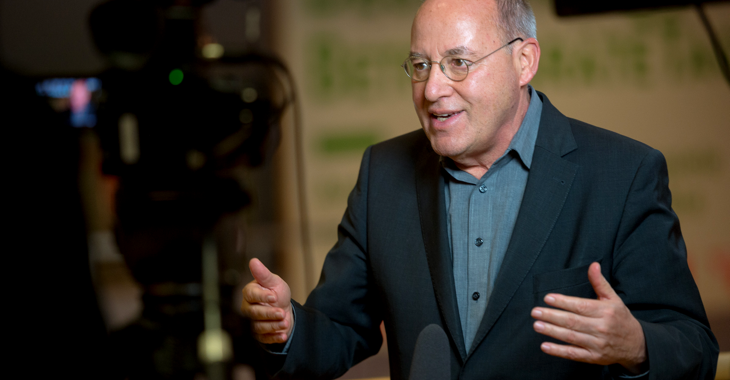 Gregor Gysi gibt ein Fernsehinterview