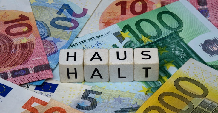 Das Wort Haushalt aus Würfeln zusammengesetzt, die auf Euro-Scheinen liegen © dpa Das Wort Haushalt aus Würfeln zusammengesetzt, die auf Euro-Scheinen liegen © dpa