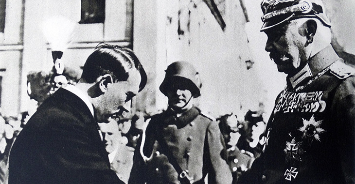 Historisches Bild: Hitler verneigt sich vor Hindenburg