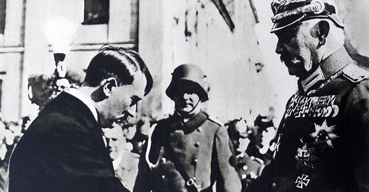 Historisches Bild: Hitler verneigt sich vor Hindenburg Historisches Bild: Hitler verneigt sich vor Hindenburg
