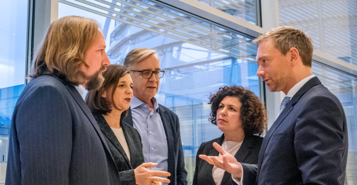 Anton Hofreiter, Katrin Göring-Eckardt, Dietmar Bartsch, Amira Mohamed Ali und Christian Lindner im Gespräch © dpa/Michael Kappeler