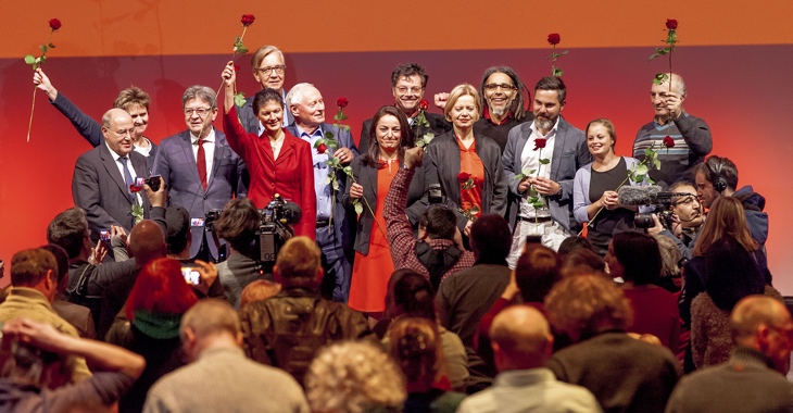 Gruppenbild zum Abschluss des Politischen Jahresauftakts der Linksfraktion mit über tausend Gästen am 14. Januar 2018 im Berlin Kino Kosmos