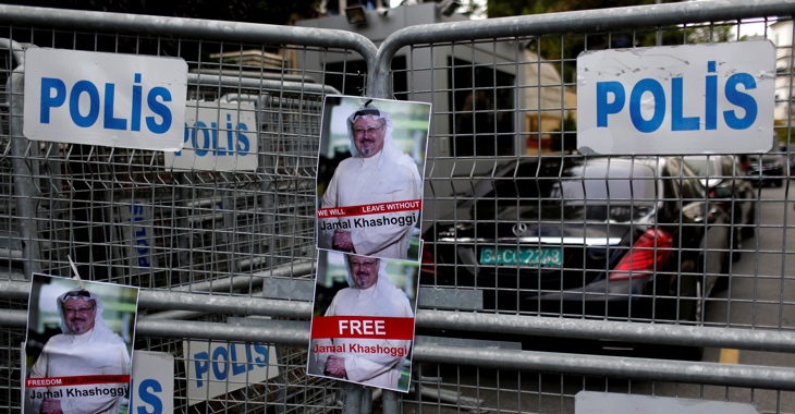 Anhänger des saudischen Journalisten hängen am 8. Oktober 2018 Fotos von ihm an Polizei-Absperrungen vor dem Konsulat Saudi Arabiens in Istanbul © REUTERS/Murad Sezer
