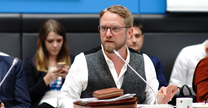 Jan Korte spricht während einer Fraktionssitzung © Olaf Krostiz Jan Korte spricht während einer Fraktionssitzung © Olaf Krostiz