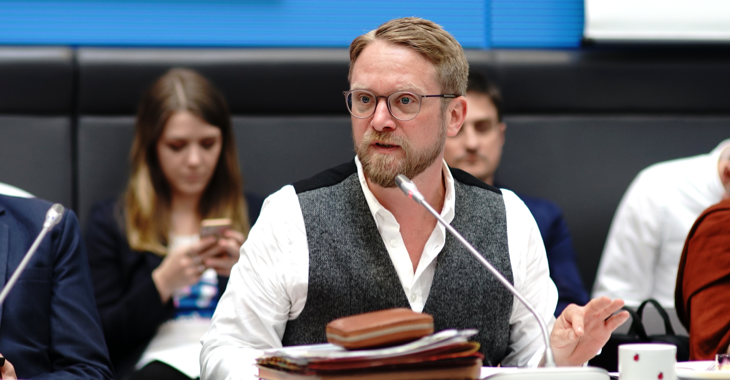 Jan Korte spricht während einer Fraktionssitzung © Olaf Krostiz