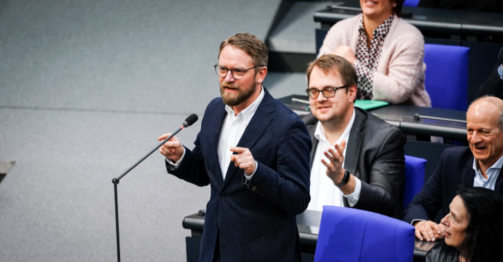 Jan Korte am Mikrofon an seinem Platz in den Fraktionsreihen der Linksfraktion im Plenarsaal des Bundestages