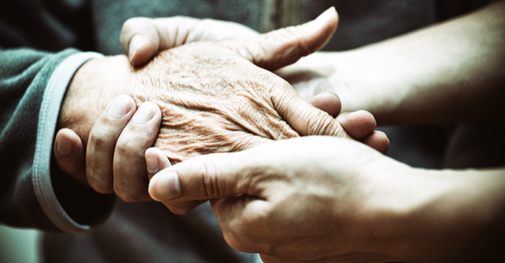 Zwei jüngere Hände halten eine ältere Hand © iStock/fzant Zwei jüngere Hände halten eine ältere Hand © iStock/fzant