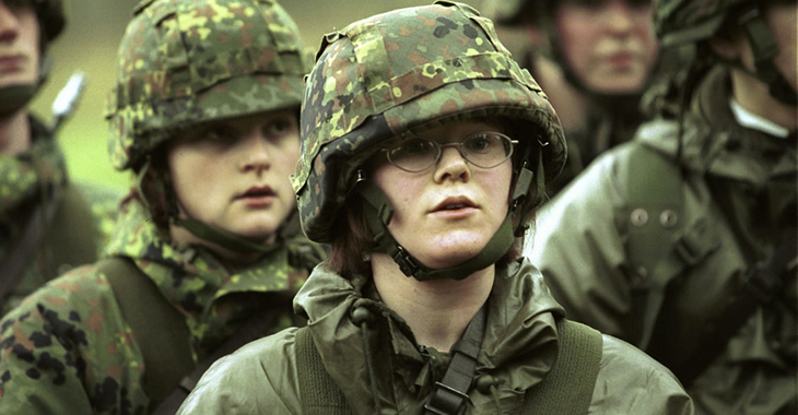 Junge Bundeswehr-Rekruten in Tarnanzügen und mit Helmen © picture alliance/Ulrich Baumgarten