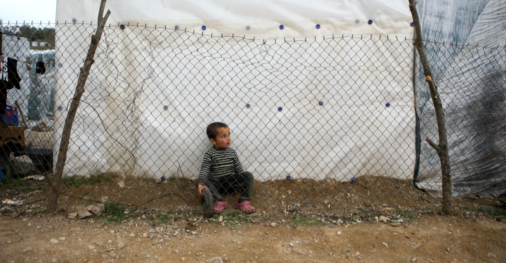 Ein Flüchtlingsjunge sitzt hinter einem Gitterzaun im Lager Moria auf der griechischen Insel Lesbos © REUTERS/Elias Marcou Ein Flüchtlingsjunge sitzt hinter einem Gitterzaun im Lager Moria auf der griechischen Insel Lesbos © REUTERS/Elias Marcou