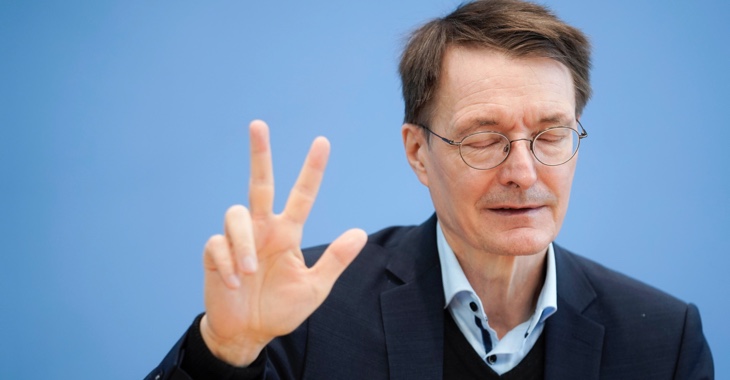 Bundesgesundheitsminister Karl Lauterbach mit geschlossenen Augen spreizt drei Finger der rechten Hand © picture alliance/Flashpic|Jens Krick
