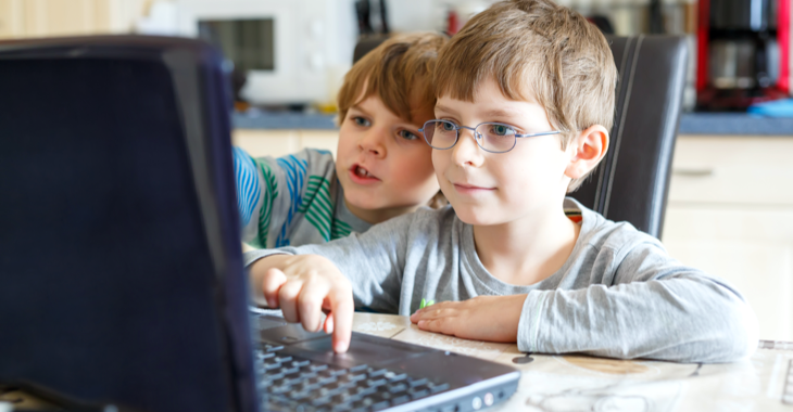 Zwei Kinder sitzen in einer Küche vor einem Computer © iStock/romrodinka Zwei Kinder sitzen in einer Küche vor einem Computer © iStock/romrodinka