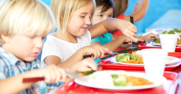 Schulkinder beim Mittagessen @ iStock/monkeybusinessimages