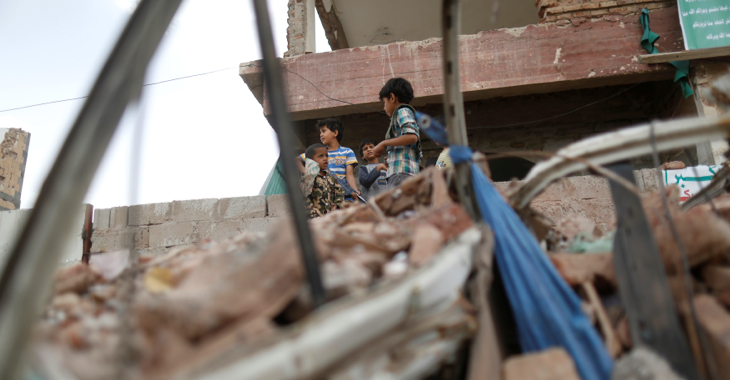 Kinder spielen in den Ruinen eines durch einen Luftangriff zerstörten Wohnhauses in der jemenitischen Hauptstadt Sanaa © REUTERS/Khaled Abdullah Kinder spielen in den Ruinen eines durch einen Luftangriff zerstörten Wohnhauses in der jemenitischen Hauptstadt Sanaa © REUTERS/Khaled Abdullah