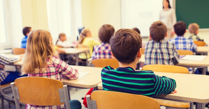 Schüler hören während einer Unterrichtsstunde einer Lehrerin zu © iStock/dolgachov