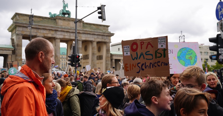 Teilnehmer beim Klimastreik am 20. September 2019 vor dem Brandenburg Tor in Berlin