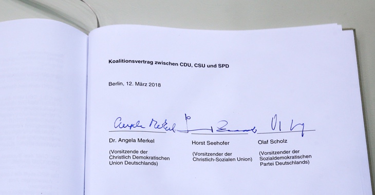 Koalitionsvertrag zwischen CDU, CSU und SPD vom 12. März 2018 mit den Unterschriften von Angela Merkel, Horst Seehofer und Olaf Scholz ©dpa/Wolfgang Kumm Koalitionsvertrag zwischen CDU, CSU und SPD vom 12. März 2018 mit den Unterschriften von Angela Merkel, Horst Seehofer und Olaf Scholz ©dpa/Wolfgang Kumm