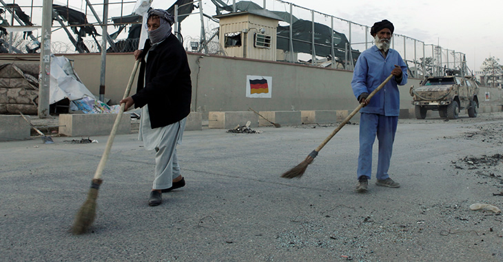 Mitarbeiter der Stadtreinigung kehren am 11. November 2016 im afghanischen Mazar-i-Sharif die Straße vor dem bei einem Anschlag schwer beschädigten deutschen Konsulat © REUTERS/Anil Usyan