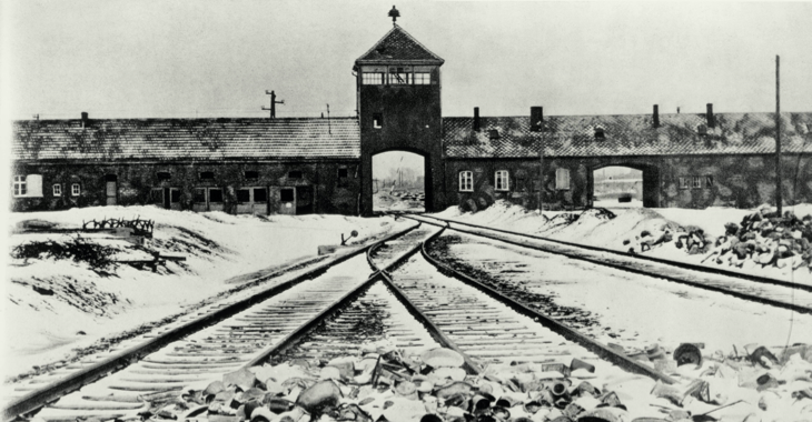 Das Torhaus des Konzentrationslagers Auschwitz-Birkenau, Aufnahme von 1945 © picture alliance/akg-images