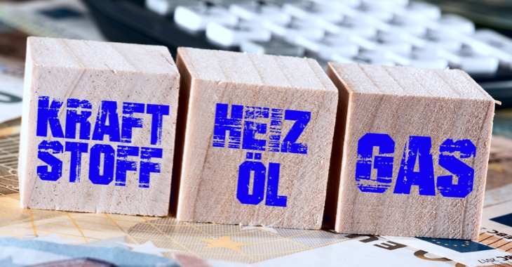Drei Holzwürfel mit der Aufschrift Kraftstoff, Heizöl und Gas liegen auf Euroscheinen © iStock/Stadtratte Drei Holzwürfel mit der Aufschrift Kraftstoff, Heizöl und Gas liegen auf Euroscheinen © iStock/Stadtratte
