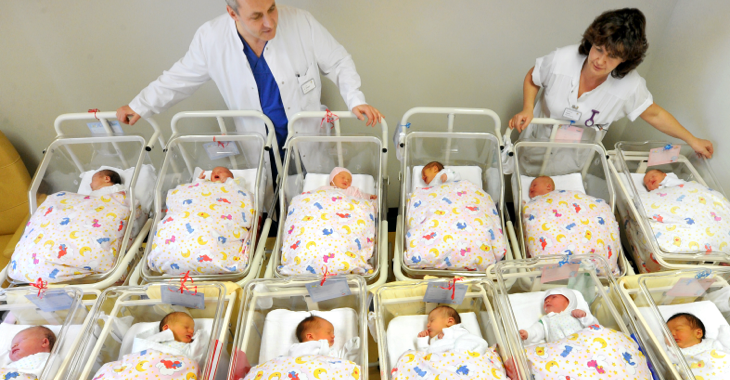 Ein Arzt und eine Krankenschwester hinter zwei Reihen Betten mit Babys in der Neugeborenenstation in einem Krankenhaus in Halle © picture alliance/ZB/Waltraud Grubitzsch Ein Arzt und eine Krankenschwester hinter zwei Reihen Betten mit Babys in der Neugeborenenstation in einem Krankenhaus in Halle © picture alliance/ZB/Waltraud Grubitzsch