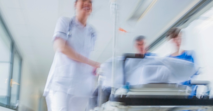 Krankenschwestern schieben in einem Krankenhaus eine Trage © iStock/Spotmatik Krankenschwestern schieben in einem Krankenhaus eine Trage © iStock/Spotmatik