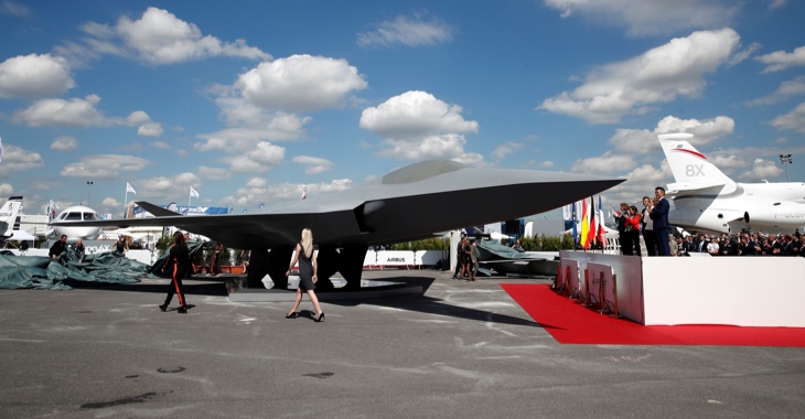 Unterzeichnung des deutsch-französisch-spanischen Kampfjetprojekts am 17. Juni 2019 in Le Bourget, u.a. mit Emmanuel Macron und Ursula von der Leyen © REUTERS/Benoit Tessier/Pool Unterzeichnung des deutsch-französisch-spanischen Kampfjetprojekts am 17. Juni 2019 in Le Bourget, u.a. mit Emmanuel Macron und Ursula von der Leyen © REUTERS/Benoit Tessier/Pool