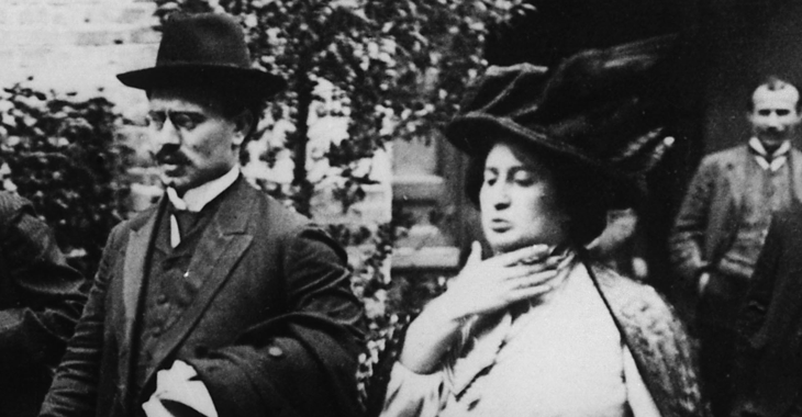 Karl Liebknecht (M.) und Rosa Luxemburg 1909 in Leipzig © picture-alliance/akg