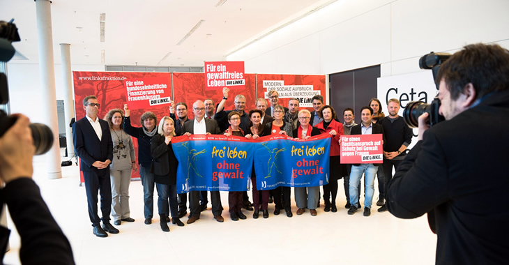 Mitglieder der LINKE-Bundestagsfraktion unterstützten Terre des femmes zum Internationalen Tag zur Bekämpfung von Gewalt gegen Frauen am 25. November © Uwe Steinert Mitglieder der LINKE-Bundestagsfraktion unterstützten Terre des femmes zum Internationalen Tag zur Bekämpfung von Gewalt gegen Frauen am 25. November © Uwe Steinert